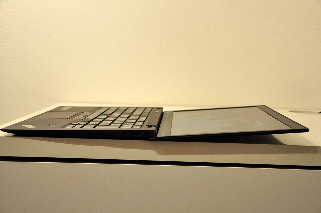 لپ‌تاپ لنوو مدل ThinkPad X1 Carbon Gen 12 – تصویر 3